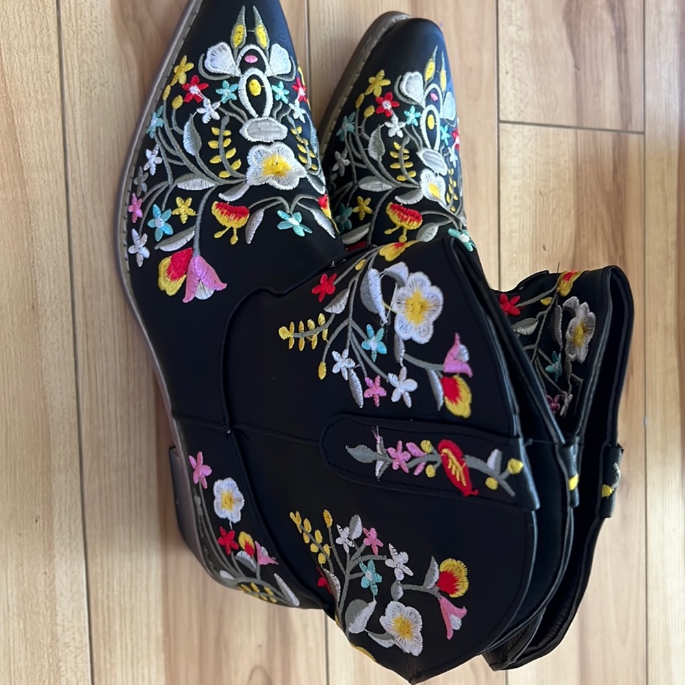 Embroidered Cowboy Boots Size 39 BRAND NEW